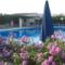 piscina all'aperto o concedersi un massaggio nella vasca idromassaggio. dell'agriturismo salinola