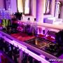 Bancone bar attrezzato per barman