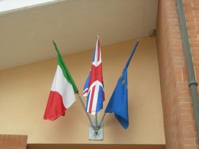Bandiere-Sede-Asilo-Bilingue