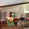 Il salone con camino, angolo lettura, tv home theatre