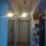 ingresso con pensili a soffitto e armadi a specchi