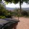 Sotto alla pergola davanti alla valle del fiume Cecina in vista di Volterra