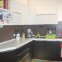 cucina con parete in resina perfettamente lavabile