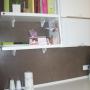 particolare cucina con parete in resina