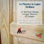 L'arte dell'artigiano Dettaglio di una porta in legno lavorato a mano