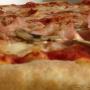 Caricato da visitatore il 01/03/2017 - Bel primo piano di una pizza famiglia, detta anche, a seconda dei commensali, pizza dell'amicizia. In questo caso guarnita con prosciutto cotto e funghi champignon freschi, tagliati sottili. Prepariamo anche pizza e focaccine farcite in formato standard da 30 cm.