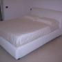 Letto imbottito in pelle
