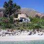 Spiaggette dai bianchi ciottoli lungo la costa...