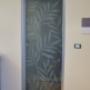 porta vetro battente modello con stipite isy decor