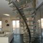 Scala in acciaio inox e gradini in vetro