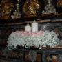 Composizione floreale con candele
