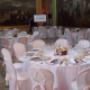 cena con sedie vestite