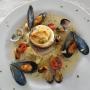 Spigola con patate al profumo di limone con frutti di mare