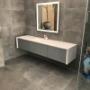 Ambientazione Mobile in Corian e Doccia con Stampa Digitale