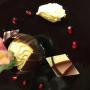 Boule di cioccolato con mousse esotica ai fiori