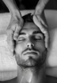 Massaggio viso con oli naturali