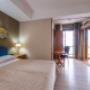 Guest room with double bed(s)