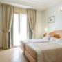 Guest room with double bed(s)