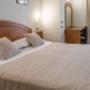 Guest room with double bed(s)