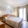 Guest room with double bed(s)