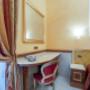 Guest room with single bed