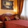 Guest room with three beds