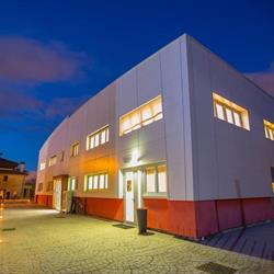 ecoWorking con sale riunioni, postazioni private e in condivisione