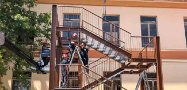 Scala di sicurezza antincendio per edificio scolastico a Santhià
