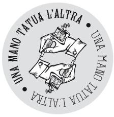 Una mano tatua l'altra