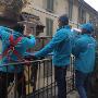 Ragazzi al lavoro con l'autoscala