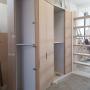 Armadio con libreria adiacente in fase di costruzione.