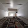 corridoio con armadio e libreria laccati come colore del muro .