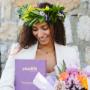Cliente con tesi viole e corona di alloro con fiori