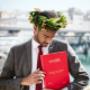 Zak con corona di alloro con bacche e tesi di laurea rossa