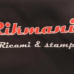 Rikmania , Ricami e stampe personalizzati su abbigliamento , adesivi automezzi