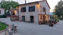 AGRITURISMO IL CASTELLARO - vicino alle grotte di Frasassi e vicino a Gubbio