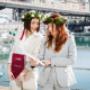 Elena e Chiara con tesi e corone di alloro con roselline
