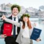 Ginaluca e Chiara con tesi di laurea rossa e blu e corone di alloro