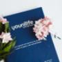 Tesi blu con bouquet di ortensie
