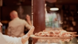 Pinsa appena sfornata al Pinsa Club - Pizzeria e Pinseria OPR delle Langhe