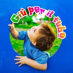 Area giochi giù per il tubo