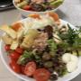 Insalata mista (lattuga, pomodori, olive, carciofi, mozzarelline, verdure grigliate e tanto altro)
