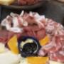 Tagliere di salumi e formaggi con conserve e arancia