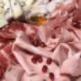 Tagliere di salumi e formaggi con chicchi di melograno