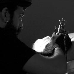 UNA MANO TATUA L’ALTRA