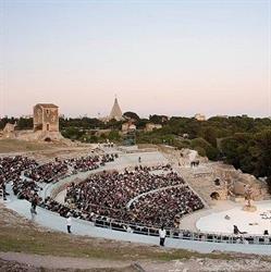 A Due Passi Dal Teatro Greco