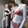 Triumph Signature Sheer
Reggiseno imbottito, senza ferretto.
Modello a V con scollo profondo, che esalta il décolleté.
Vestibilità estremamente comoda con supporto nascosto.
Coppe leggere e traspiranti.
Retro in pizzo con orlo liscio, invisibile sotto i vestiti.
