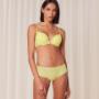 Morbido e lussuoso. Elegante e sexy. Questo reggiseno push-up in pizzo, dal taglio a V profondo, è un capo davvero versatile.