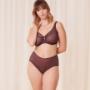 Reggiseno minimizzante sagomato con ferretto.
Dona una vestibilità perfetta senza segnare.
Design in pizzo iconico.
Elegante foro centrale.
Retro liscio e ampio per un maggiore comfort.