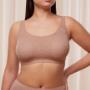 Reggiseno senza ferretto, con imbottitura elasticizzata 4D.
Parti laterali foderate in jersey per un effetto push-in naturale.
Parte anteriore in morbido jersey, rivestita in pizzo elasticizzato 4D che si adatta al corpo.
Comode spalline larghe.